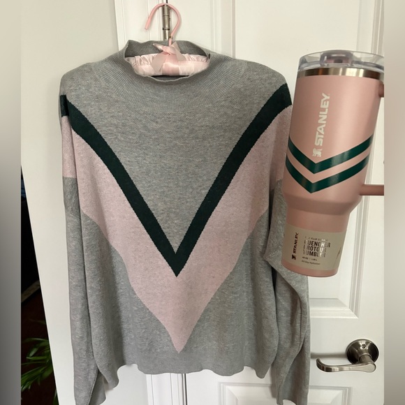 V SWEATER & 40 oz PRO-TOUR STANLEY TUMBLER BUNDLE - Picture 1 of 5